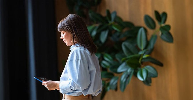 Person accessing a Solance business payment account on mobile